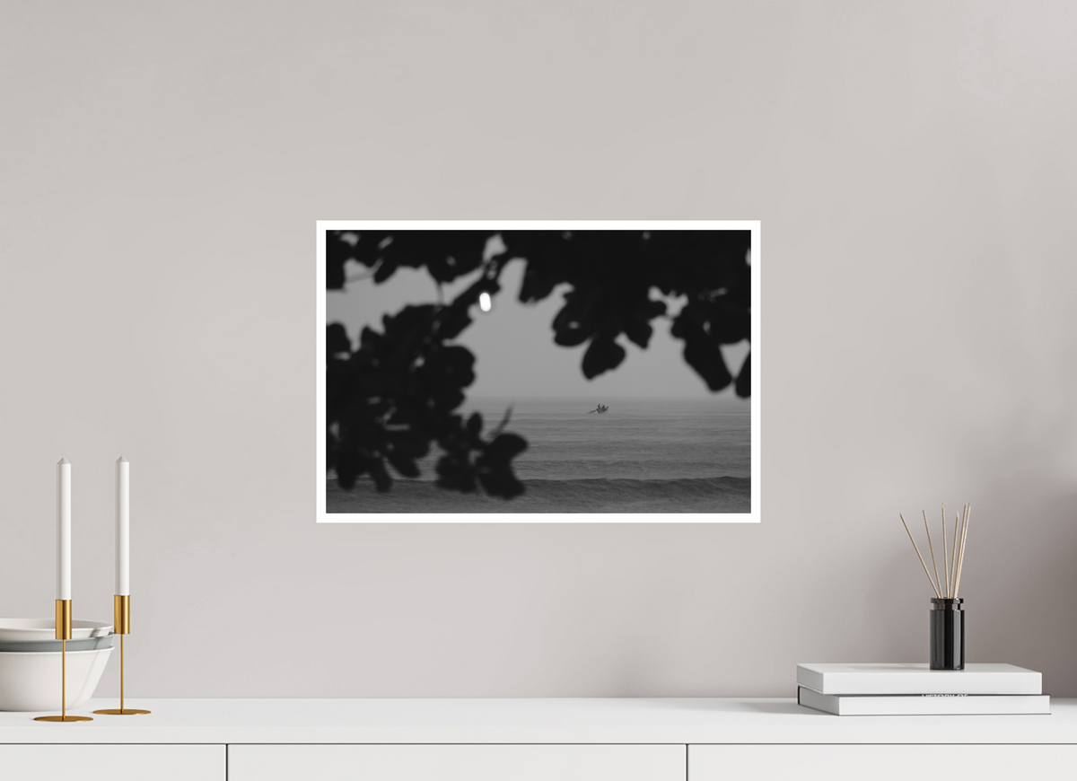 45 x 30 cm, Photo Rag (B&W) mit Rand Rainy Day Fishing Boat Sri Lanka Print